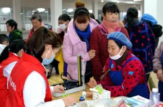 志愿服務(wù)進萌恒  愛心義診送健康