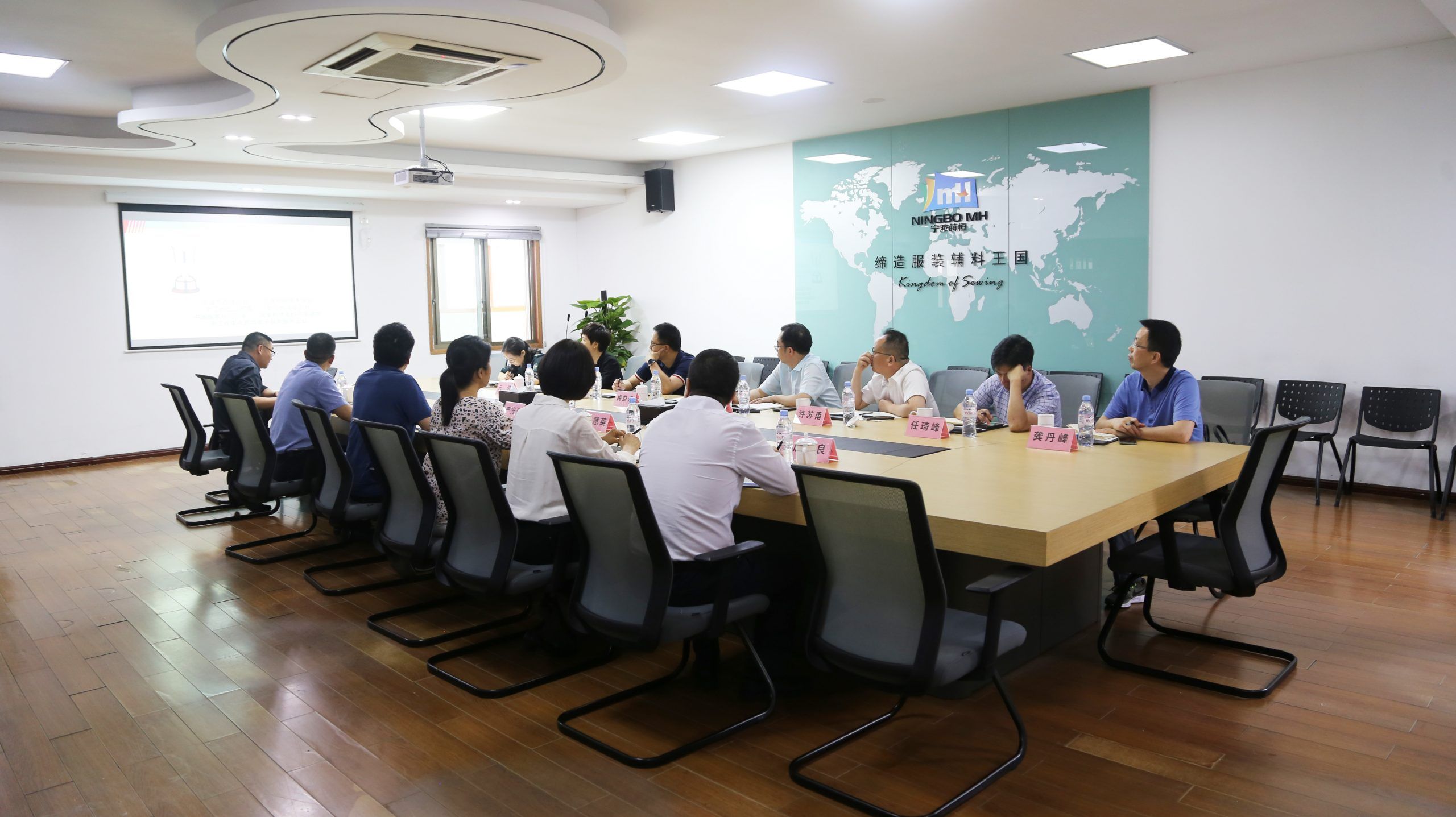 鄞州區(qū)商務(wù)局領(lǐng)導(dǎo)蒞臨國(guó)貿(mào)走訪(fǎng)調(diào)研